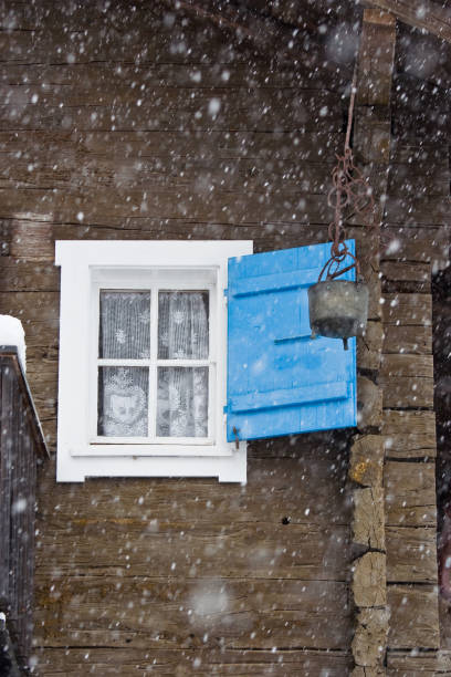 windows na neve - swisse imagens e fotografias de stock