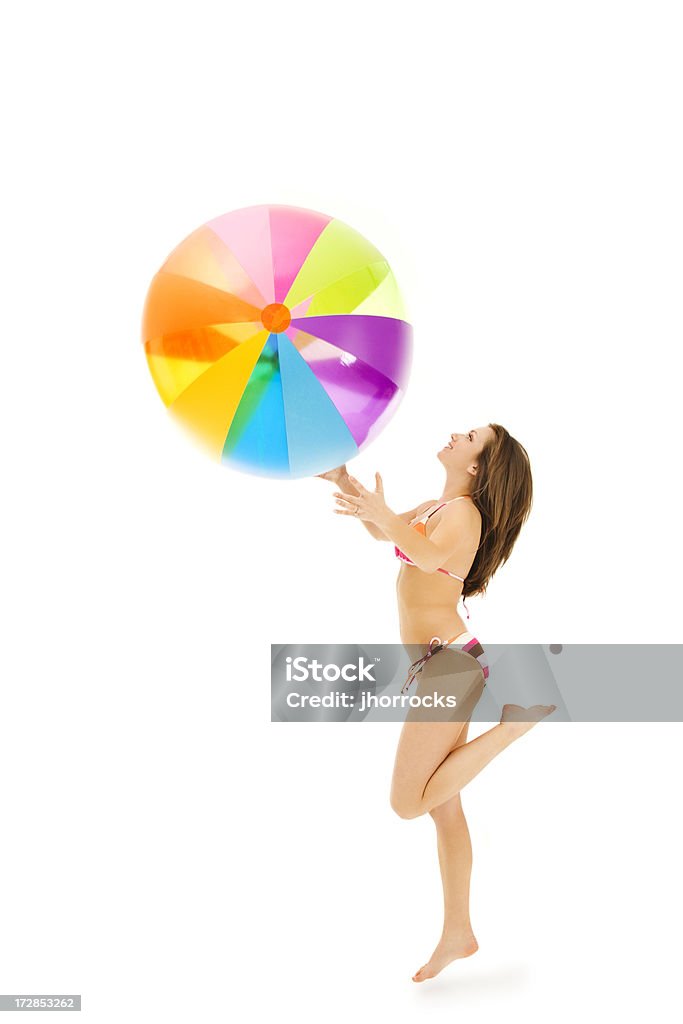 Jeune femme jouant avec un ballon de plage - Photo de Ballon de plage libre de droits