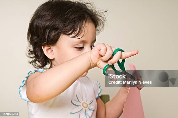 Taglio Di Carta - Fotografie stock e altre immagini di Bambino - Bambino, Forbici, 2-3 anni