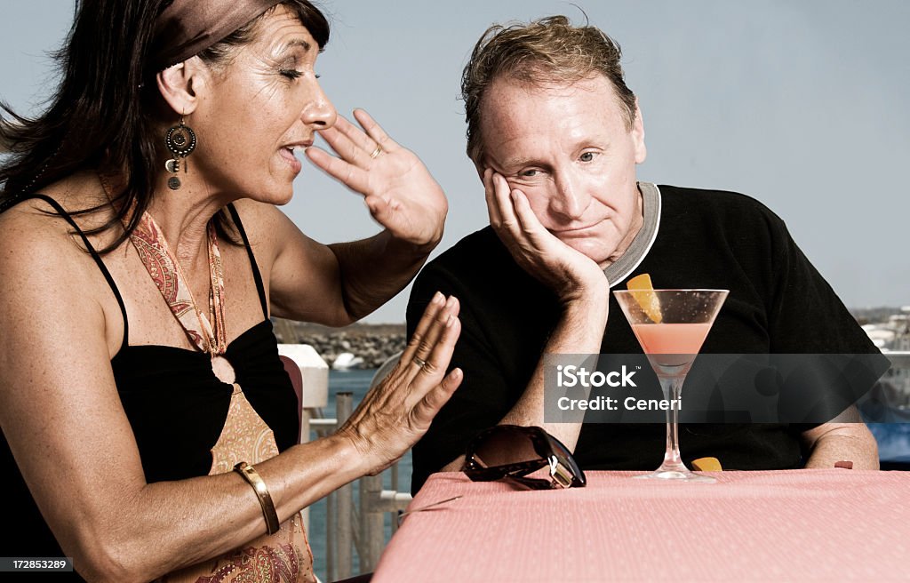 Mujer Nagging con marido en sus vacaciones - Foto de stock de Aburrimiento libre de derechos