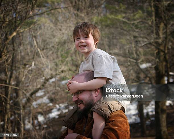 Corrida Ombro Em Cenário Natural - Fotografias de stock e mais imagens de Família - Família, Mata, Ombro