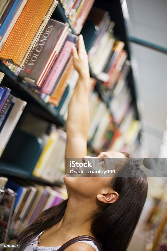 Достигая для книги библиотека - Стоковые фото Библиотека роялти-фри