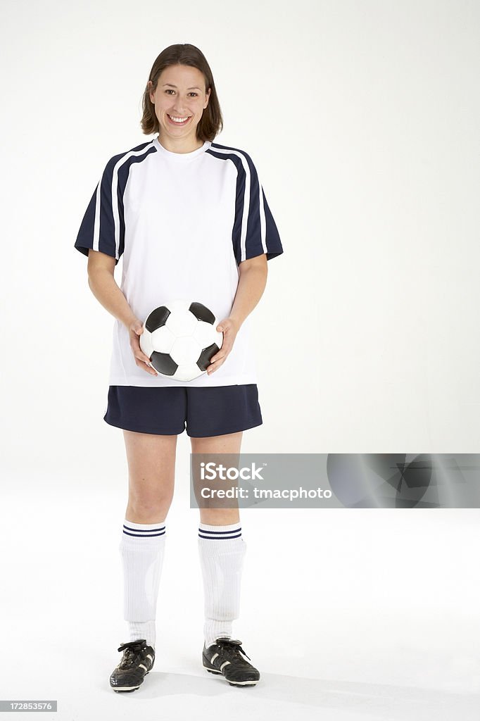 Jovem mulher segurando uma bola de futebol - Foto de stock de Adulto royalty-free