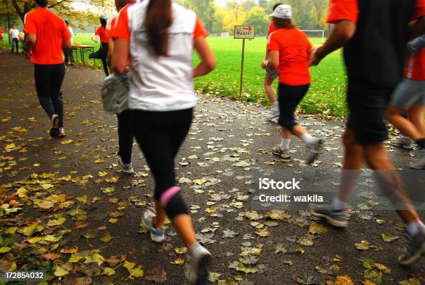 Corredores Em Competição De Corrida - Fotografias de stock e mais imagens de 10000 Metros - 10000 Metros, Adulto, Ao Ar Livre