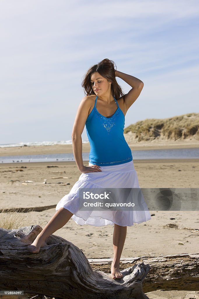 Bela Latina Jovem mulher moda modelo na praia, olhos fechados - Foto de stock de Cabelo Comprido royalty-free