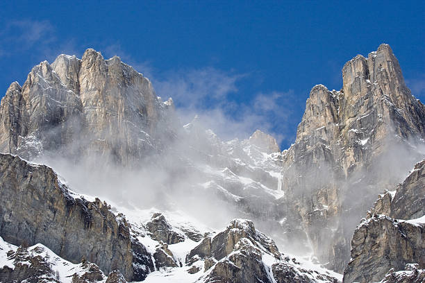 pico da montanha com nuvens e a neve - swisse imagens e fotografias de stock