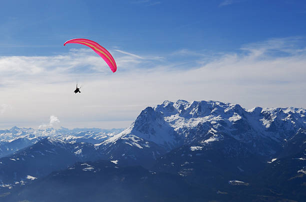 paraglider en los alpes - paragliding sport austria parachuting fotografías e imágenes de stock