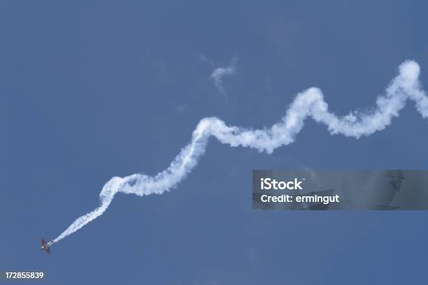 Acrobazia Aerei Contro Il Cielo Blu - Fotografie stock e altre immagini di Aeroplano - Aeroplano, Elementi in loop, Acrobatica aerea