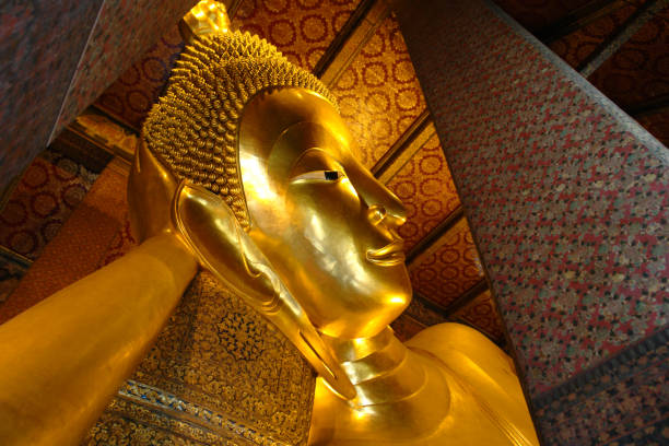 buda reclinado at wat po, tailandia - reclining buddha fotografías e imágenes de stock