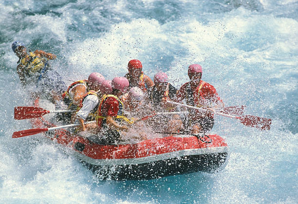 rafting em águas bravas - white water rafting rafting rapid river imagens e fotografias de stock