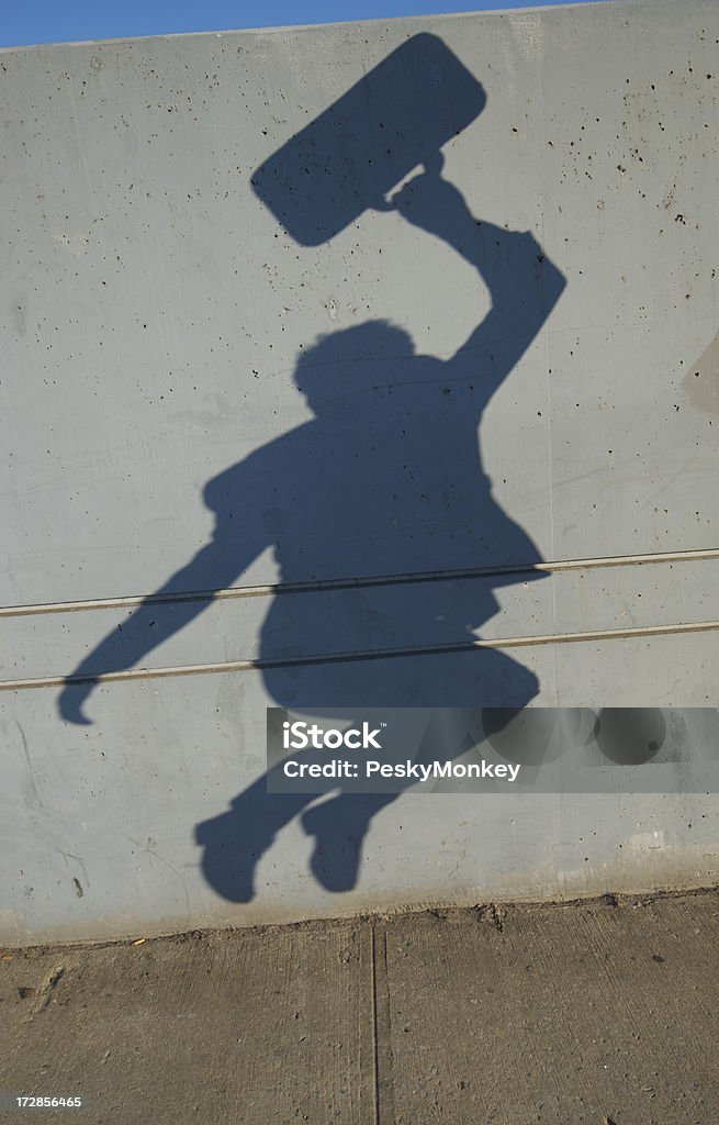 Sombras del hombre de negocios se celebran Jump con maletín - Foto de stock de Acera libre de derechos