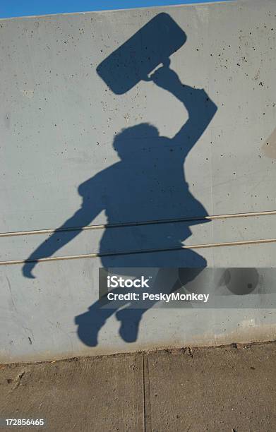 Sombras Del Hombre De Negocios Se Celebran Jump Con Maletín Foto de stock y más banco de imágenes de Acera