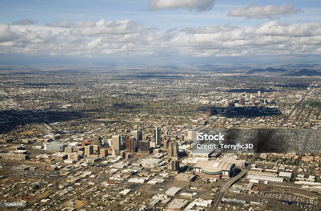アリゾナ州フェニックスの街並みの空からの眺めに、郊外のダウンタウンと山々 - 黄塵地帯のロイヤリティフリーストックフォト