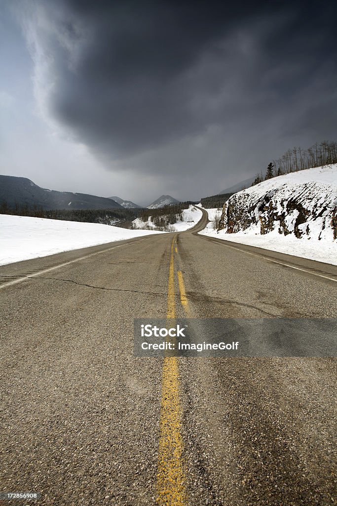 冬 Road - ひびが入ったのロイヤリティフリーストックフォト