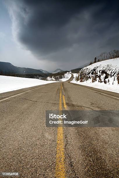 겨울맞이 Road 0명에 대한 스톡 사진 및 기타 이미지 - 0명, 개념, 개념과 주제