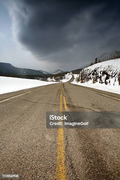 Droga Zimowa - zdjęcia stockowe i więcej obrazów Alberta - Alberta, Asfalt, Bez ludzi