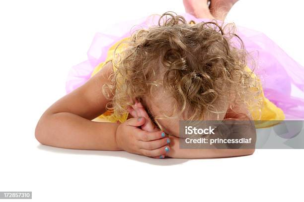 Foto de Menina Triste e mais fotos de stock de 2-3 Anos - 2-3 Anos, Amuado, Cabelo Encaracolado