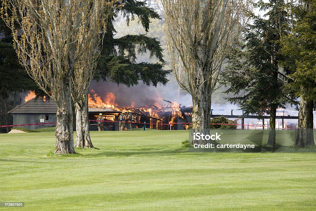 Fuego en un campo de Golf - Foto de stock de Fuego libre de derechos