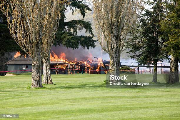 Fuego En Un Campo De Golf Foto de stock y más banco de imágenes de Fuego - Fuego, Golf, Campo de Golf