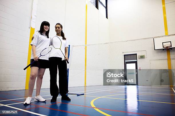 Photo libre de droit de Jeunes Étudiants Partenaires De Badminton banque d'images et plus d'images libres de droit de Amitié - Amitié, Badminton - Sport, Cadrage en pied