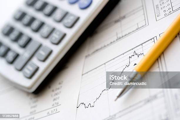 Foto de Dados Financeiros e mais fotos de stock de Atividade Financeira - Atividade Financeira, Bolsa de valores e ações, Calculadora