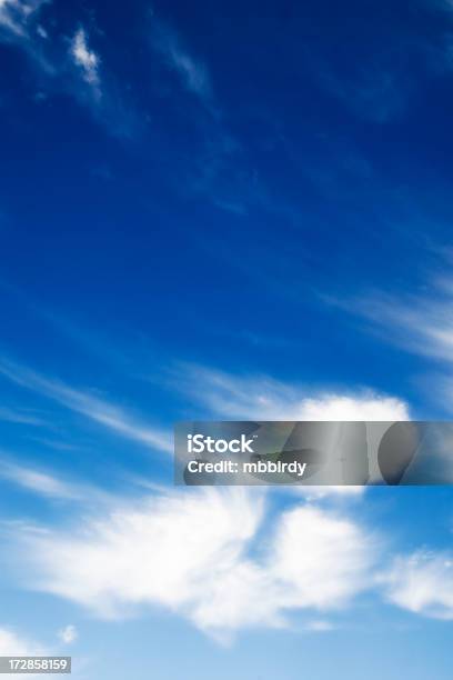 Céu Azul Com Nuvens Queimado Fofo - Fotografias de stock e mais imagens de Ao Ar Livre - Ao Ar Livre, Aspiração, Azul