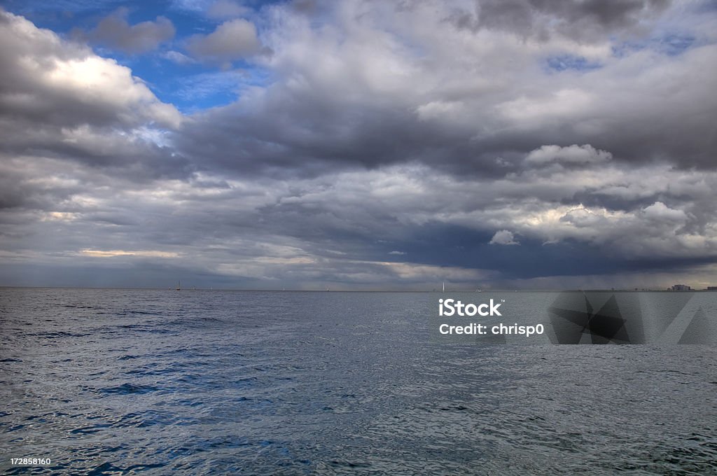 Cattivo presagio nuvole sopra il lago - Foto stock royalty-free di Acqua