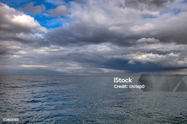 Cattivo Presagio Nuvole Sopra Il Lago - Fotografie stock e altre immagini di Acqua - Acqua, America del Nord, Blu