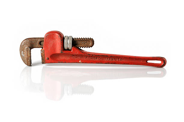 pipe wrench com reflexo - adjustable wrench wrench isolated spanner - fotografias e filmes do acervo