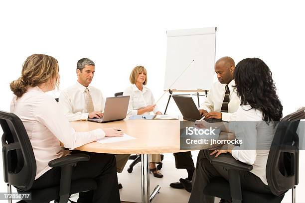 Reunión De Equipo De Negocios Foto de stock y más banco de imágenes de Fondo blanco - Fondo blanco, Mesa negociadora, Adulto