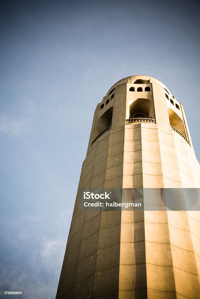 Coit Tower in San Francisco - Lizenzfrei Aufnahme von unten Stock-Foto