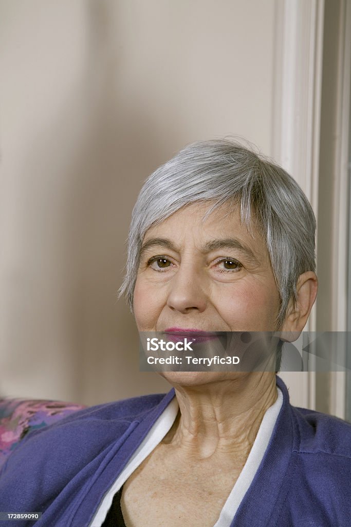 Belle femme âgée paré de violet, Portrait - Photo de 60-64 ans libre de droits