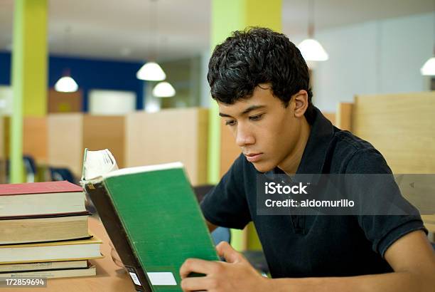 Teen Leitura - Fotografias de stock e mais imagens de Escola secundária - Educação - Escola secundária - Educação, Biblioteca, Rapazes