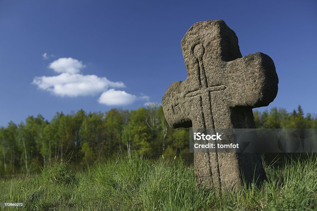 old stone et symbole d'épées croisées - Photo de Bleu libre de droits