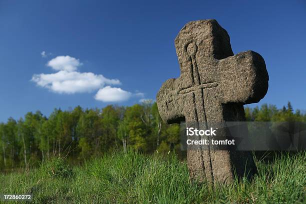 Foto de Antiga Pedra Cruzamento Símbolo Com Espada e mais fotos de stock de Antigo - Antigo, Azul, Cristianismo