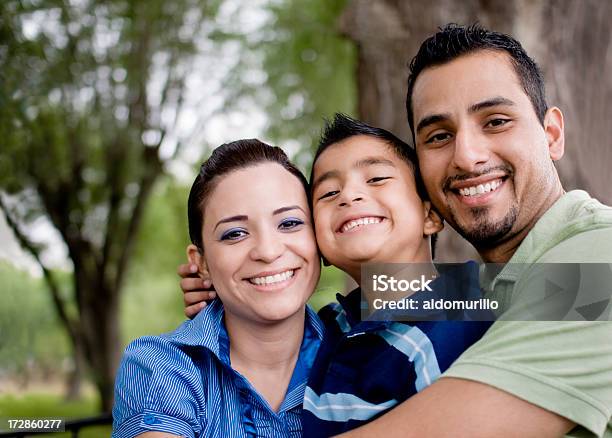 Photo libre de droit de Famille Aimante banque d'images et plus d'images libres de droit de Famille - Famille, Latino-américain, Bonheur