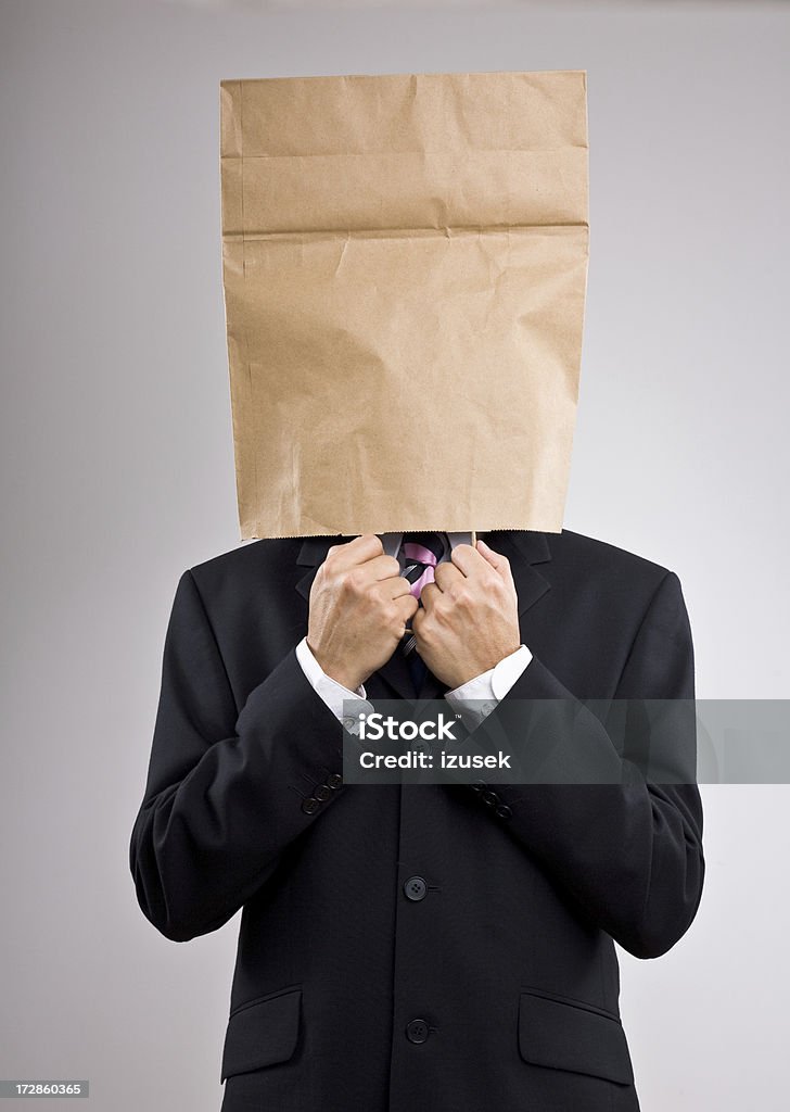 Мужчина в костюме с Бумажный пакет на голове - Стоковые фото Бизнесмен роялти-фри