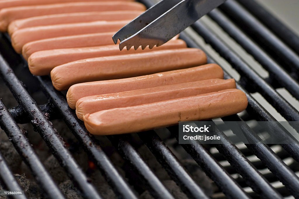 Hot dogi gotowania na grill - Zbiór zdjęć royalty-free (Barbecue)