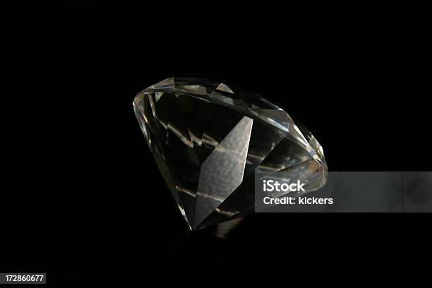Gran Diamante Sobre Negro Foto de stock y más banco de imágenes de Afilado - Afilado, Belleza, Belleza de la naturaleza