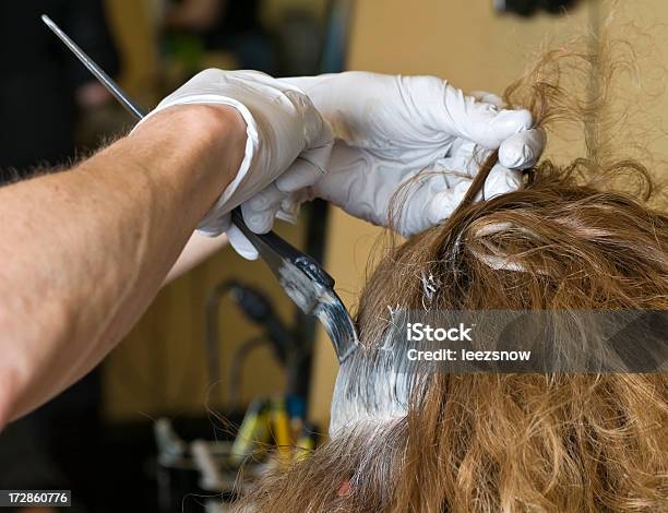 Morrer Cabelo Closeupsérie Salão De Beleza - Fotografias de stock e mais imagens de Adulto - Adulto, Aplicar, Beleza