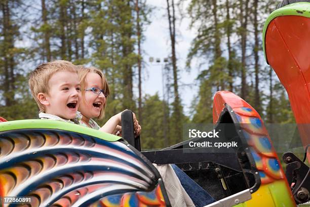 Atracção De Parque De Diversão - Fotografias de stock e mais imagens de Criança - Criança, Montanha-Russa, Alegria