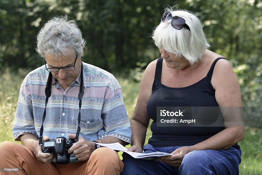 Coppia Senior guardando foto su una fotocamera - Foto stock royalty-free di 60-69 anni