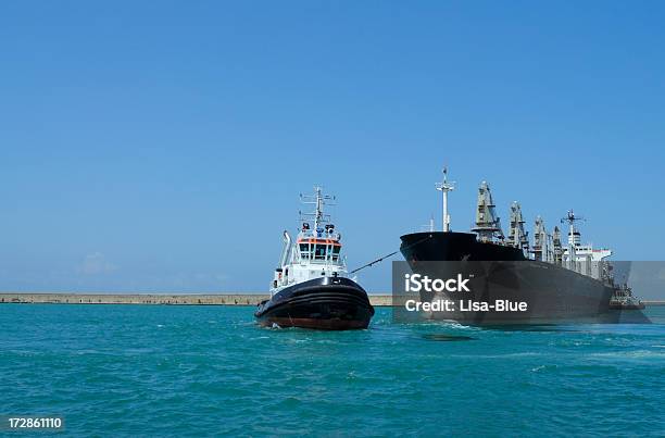 Rimorchiatore Nave Container Cargo - Fotografie stock e altre immagini di Rimorchiare - Rimorchiare, Mezzo di trasporto marittimo, Blu