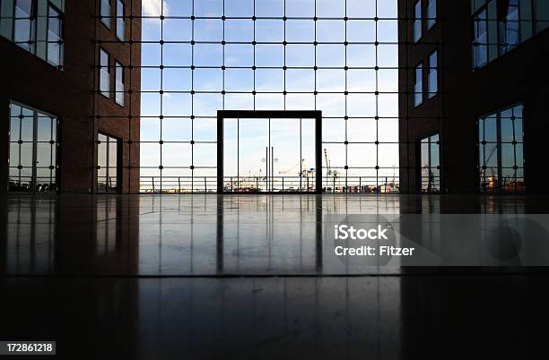 Interno Moderno E Vista Sul Porto Di Amburgo - Fotografie stock e altre immagini di Porta a vento - Porta a vento, Arenaria - Mattone, Vetro