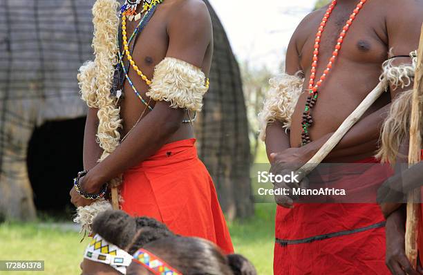 Foto de Contas Zulus E Cabana e mais fotos de stock de Adulto - Adulto, Afro-americano, Cabana de Palha