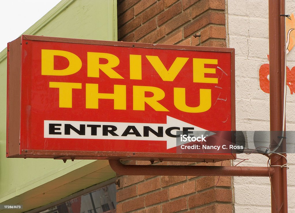 Segnale di Drive-in con freccia, Fast Food, che indica, direzione, ingresso - Foto stock royalty-free di Ambientazione esterna