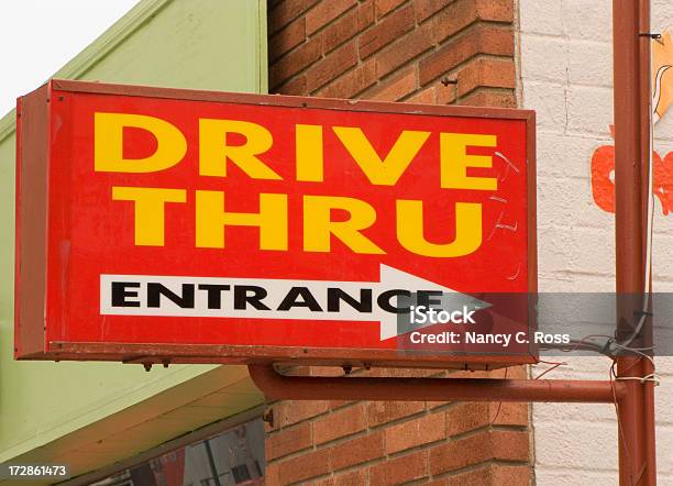 Segnale Di Drivein Con Freccia Fast Food Che Indica Direzione Ingresso - Fotografie stock e altre immagini di Ambientazione esterna