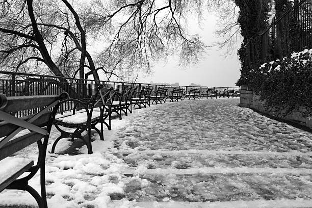 zima w manhattan - fog country road slush park bench zdjęcia i obrazy z banku zdjęć