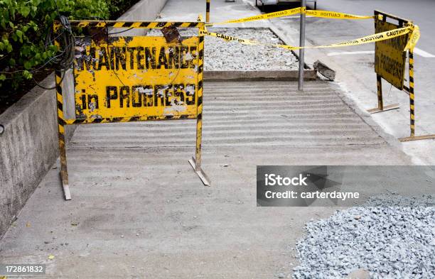 Photo libre de droit de Deux Panneaux De Travaux Dentretien Du Trottoir Et Gravier banque d'images et plus d'images libres de droit de Amélioration