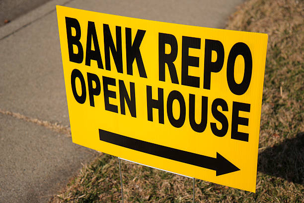 istock Bank repo open house sign 172861836